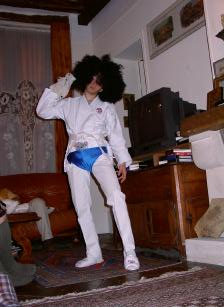 Le Bioman Blanc essaie une coiffure afro