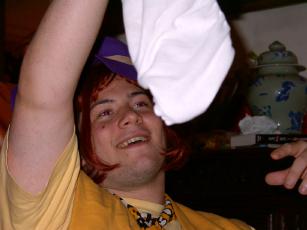 Bioman Jaune en admiration devant un slip